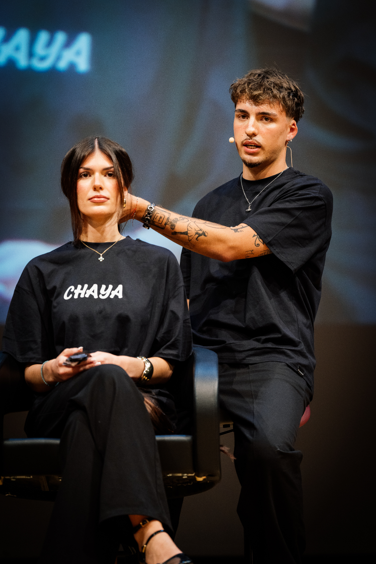 Artist arbeitet live am Model auf der Bühne des Hair Education Day