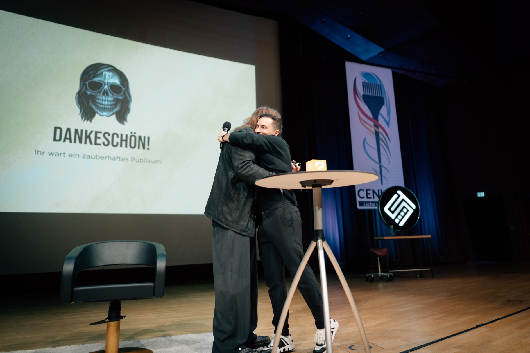 Umarmung nach dem Vortrag – Dankeschön ans Publikum